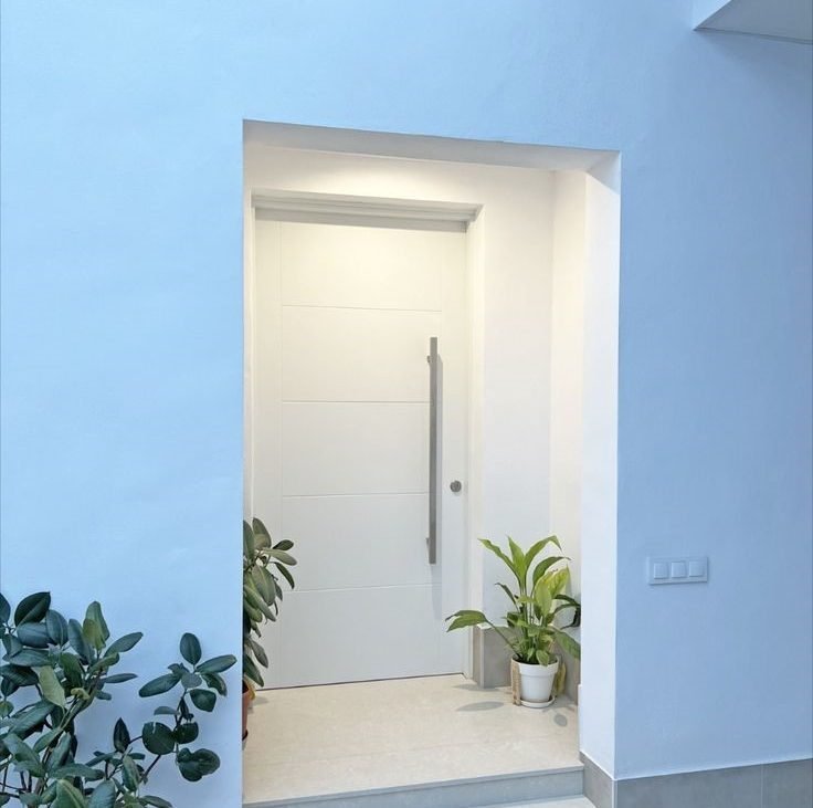 Puerta blindada blanca