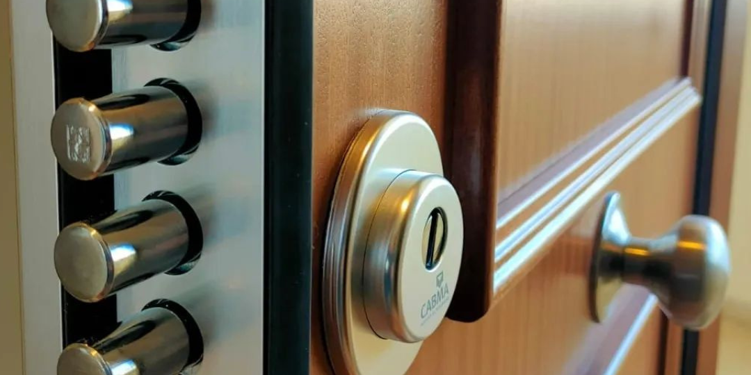 La importancia de instalar una cerradura multipunto en tu puerta de entrada